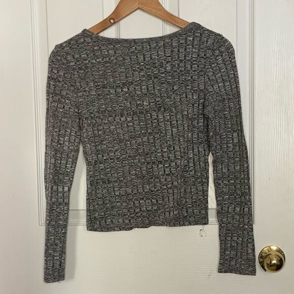 Long Sleeve Cropped Top - Picture 4 of 4